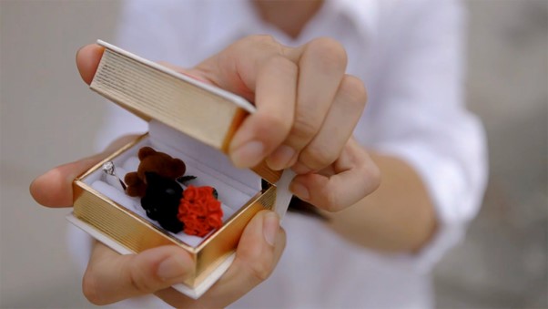 man proposing with a ring one of the memorable marriage proposal ideas