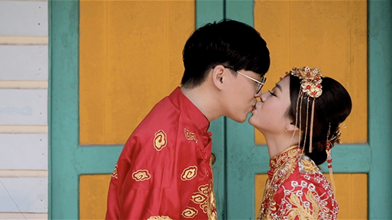 couple in traditional chinese costume wedding